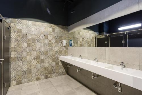 Cama en habitación compartida mixta de 10 camas del hotel Black Swan Sevilla. Foto 3