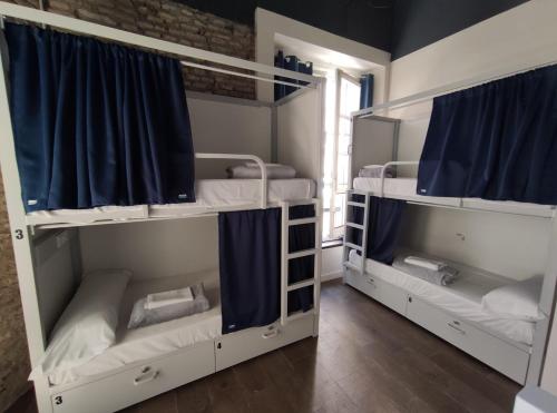 Cama en habitación compartida mixta de 10 camas del hotel Black Swan Sevilla. Foto 4