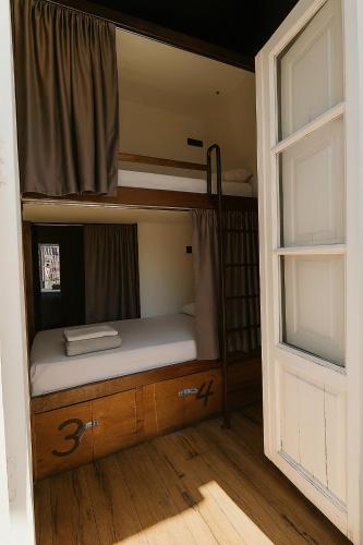 Cama en habitación compartida femenina de 8 camas del hotel Black Swan Sevilla