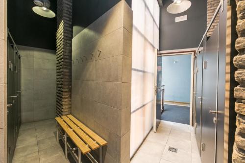 Cama en habitación compartida femenina de 8 camas del hotel Black Swan Sevilla. Foto 3