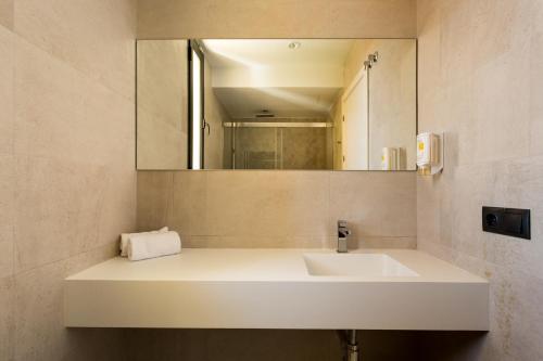 Habitación Doble con terraza del hotel Black Swan Sevilla. Foto 3