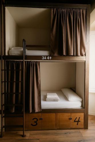 Cama en habitación compartida de 6 camas del hotel Black Swan Sevilla. Foto 1