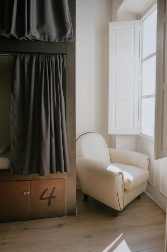 Cama en habitación compartida de 6 camas del hotel Black Swan Sevilla. Foto 2