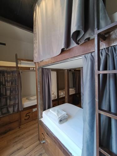 Cama en habitación compartida de 6 camas del hotel Black Swan Sevilla. Foto 4