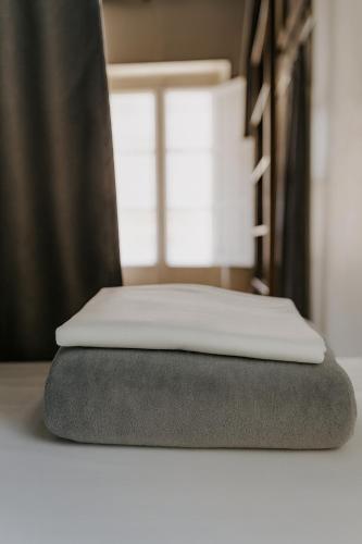 Cama en habitación compartida de 6 camas del hotel Black Swan Sevilla. Foto 5