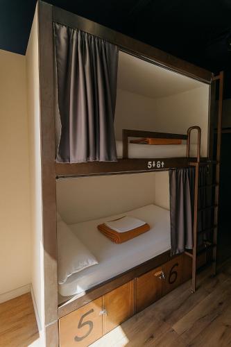 Cama en habitación compartida de 6 camas del hotel Black Swan Sevilla. Foto 8