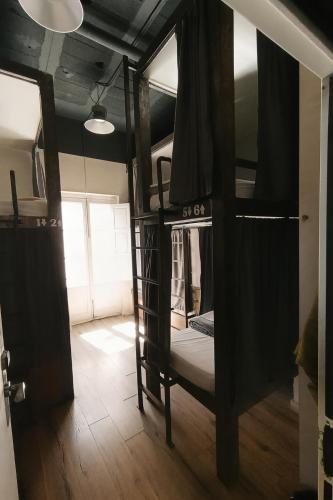 Cama en habitación compartida de 6 camas del hotel Black Swan Sevilla. Foto 10