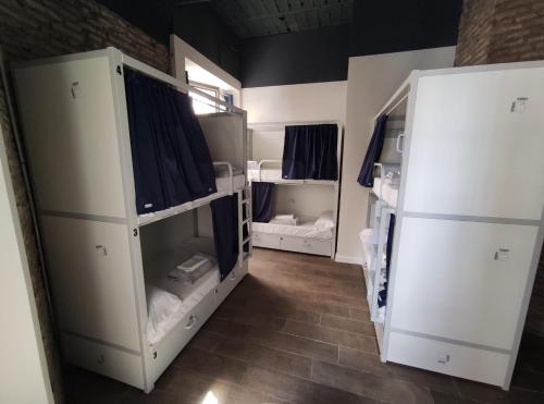 Cama en habitación compartida mixta de 10 camas del hotel Black Swan Sevilla. Foto 5