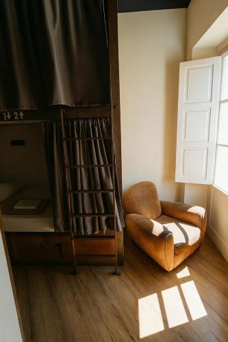 Cama en habitación compartida femenina de 8 camas del hotel Black Swan Sevilla. Foto 1