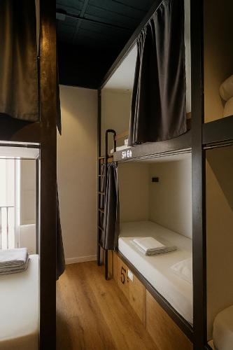 Cama en habitación compartida femenina de 8 camas del hotel Black Swan Sevilla. Foto 4