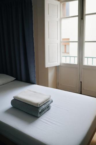 Cama en habitación compartida femenina de 8 camas del hotel Black Swan Sevilla. Foto 5