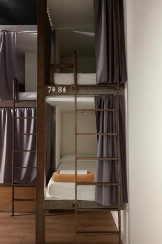 Cama en habitación compartida de 8 camas del hotel Black Swan Sevilla. Foto 1