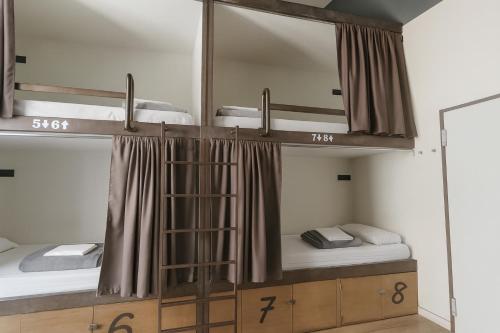 Cama en habitación compartida de 8 camas del hotel Black Swan Sevilla. Foto 2