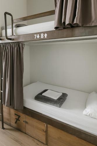 Cama en habitación compartida de 8 camas del hotel Black Swan Sevilla. Foto 3