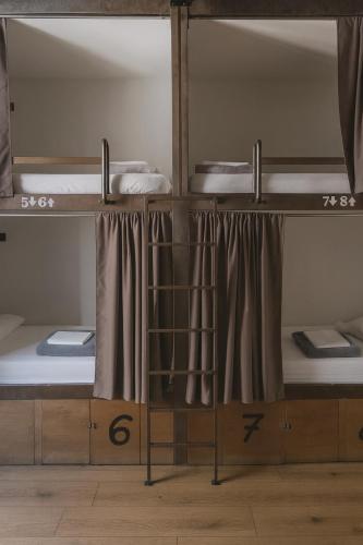 Cama en habitación compartida de 8 camas del hotel Black Swan Sevilla. Foto 4