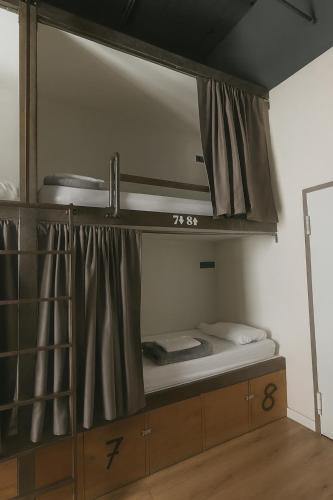 Cama en habitación compartida de 8 camas del hotel Black Swan Sevilla. Foto 5