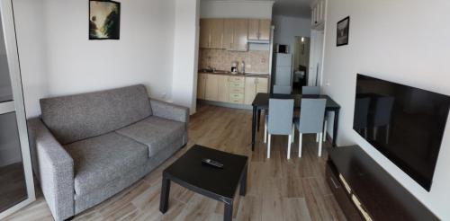 Habitación Doble Deluxe con balcón y vistas al mar del hotel Vista Puerto. Foto 3