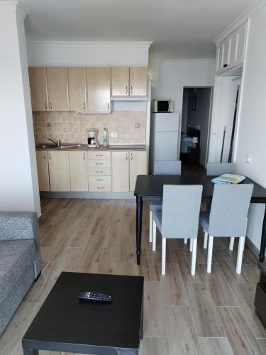 Habitación Doble Deluxe con balcón y vistas al mar del hotel Vista Puerto. Foto 7