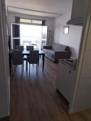 Habitación Doble Deluxe con balcón y vistas al mar del hotel Vista Puerto. Foto 8