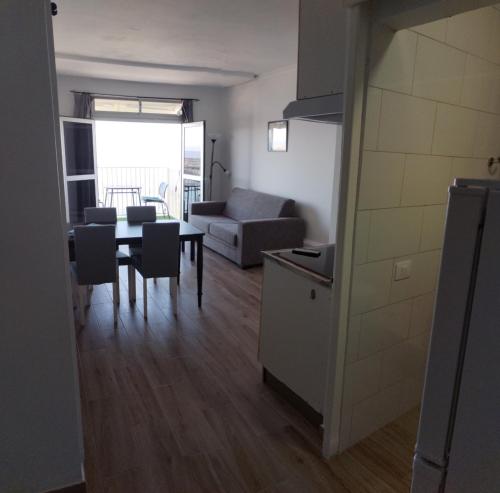 Habitación Doble Deluxe con balcón y vistas al mar del hotel Vista Puerto. Foto 9