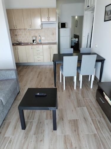 Habitación Doble Deluxe con balcón y vistas al mar del hotel Vista Puerto. Foto 14