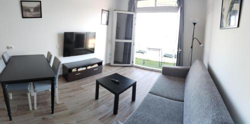 Habitación Doble Deluxe con balcón y vistas al mar del hotel Vista Puerto. Foto 19