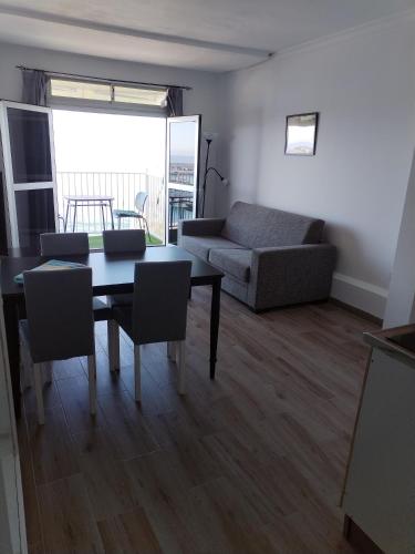 Habitación Doble Deluxe con balcón y vistas al mar del hotel Vista Puerto. Foto 26