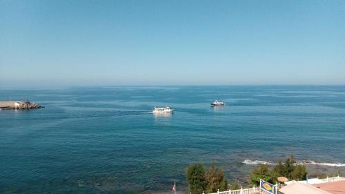 Habitación Doble Deluxe con balcón y vistas al mar del hotel Vista Puerto. Foto 31