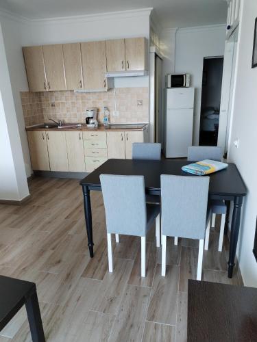 Habitación Doble Deluxe con balcón y vistas al mar del hotel Vista Puerto. Foto 4