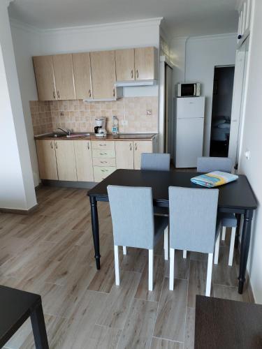 Habitación Doble Deluxe con balcón y vistas al mar del hotel Vista Puerto. Foto 6