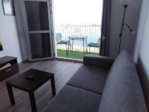 Habitación Doble Deluxe con balcón y vistas al mar del hotel Vista Puerto. Foto 20