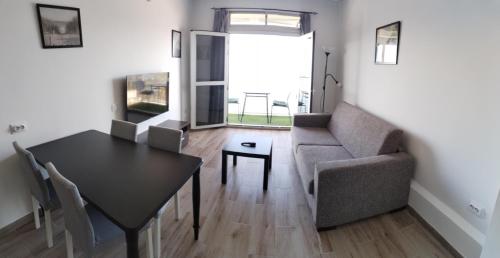 Habitación Doble Deluxe con balcón y vistas al mar del hotel Vista Puerto. Foto 21