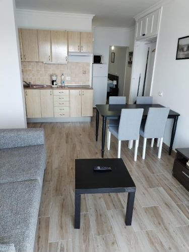 Habitación Doble Deluxe con balcón y vistas al mar del hotel Vista Puerto. Foto 22