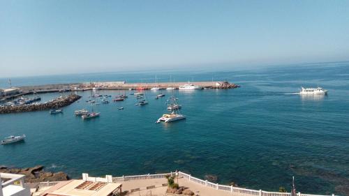 Habitación Doble Deluxe con balcón y vistas al mar del hotel Vista Puerto. Foto 32