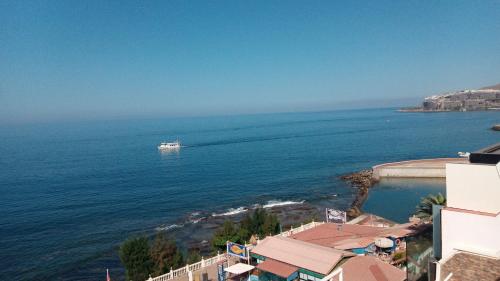 Habitación Doble Deluxe con balcón y vistas al mar del hotel Vista Puerto. Foto 33