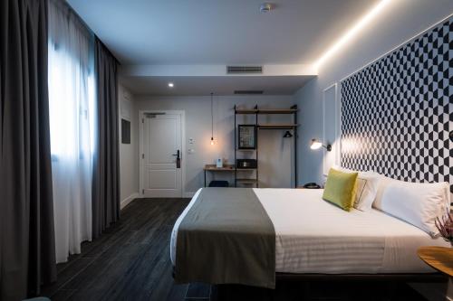 Habitación Estándar - 1 cama grande del hotel Intelier Victoria. Foto 4