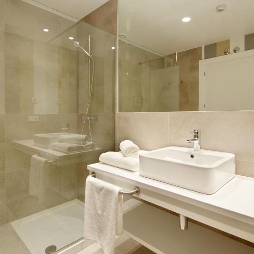 Habitación Doble Superior con terraza del hotel Flysch. Foto 1