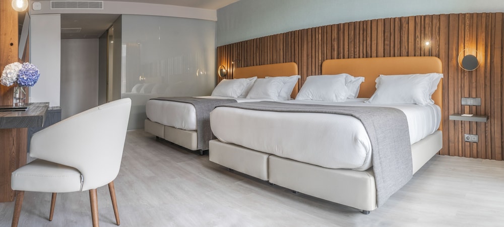 Habitación familiar, 2 camas de matrimonio del hotel Verde Mar and Spa. Foto 2