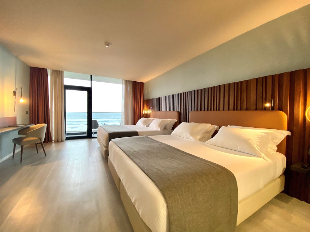Habitación triple, 2 camas de matrimonio, vistas al mar del hotel Verde Mar and Spa. Foto 1