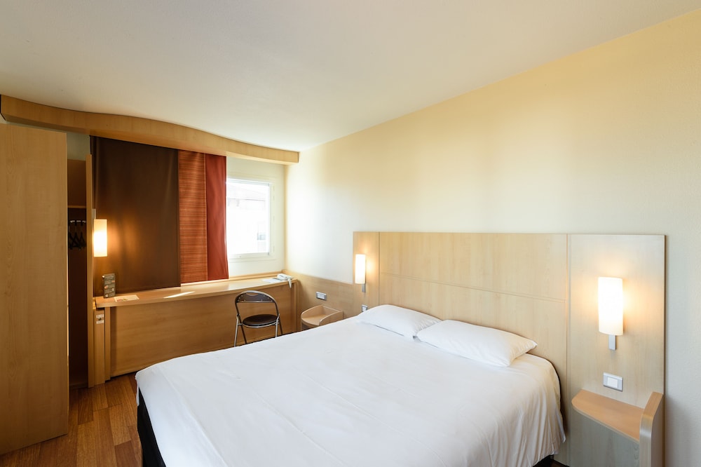 Habitación, 1 cama doble del hotel Ibis Ciboure St Jean De Luz. Foto 1
