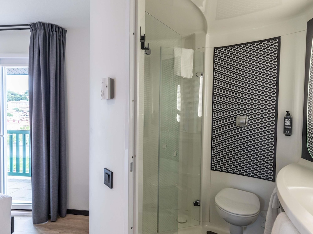 Habitación, 1 cama doble del hotel Ibis Ciboure St Jean De Luz. Foto 9
