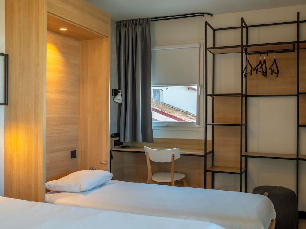 Standard Room, Double bed del hotel Ibis Ciboure St Jean De Luz. Foto 10