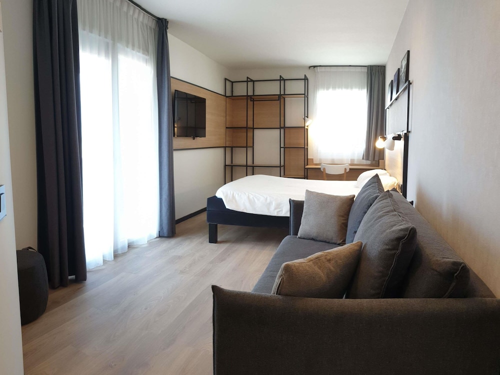 Habitación superior, 1 cama doble con sofá cama, balcón, vistas al río del hotel Ibis Ciboure St Jean De Luz