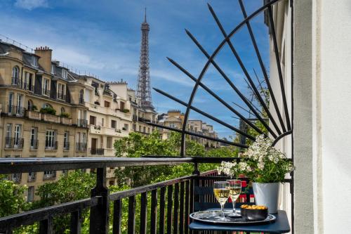 Habitación Doble Clásica con balcón y vistas a la Torre Eiffel del hotel Le Cercle Tour Eiffel