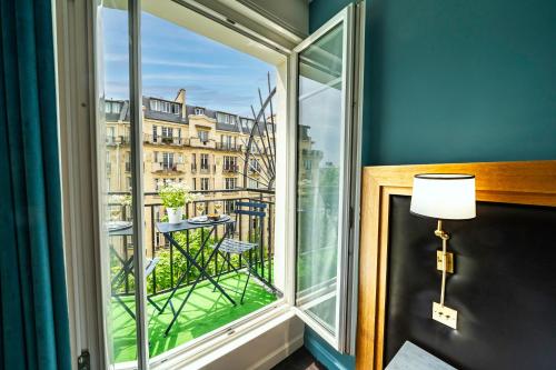 Habitación Doble Clásica con balcón y vistas a la Torre Eiffel del hotel Le Cercle Tour Eiffel. Foto 3