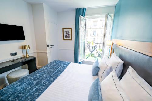 Habitación Doble Clásica con balcón y vistas a la Torre Eiffel del hotel Le Cercle Tour Eiffel. Foto 4