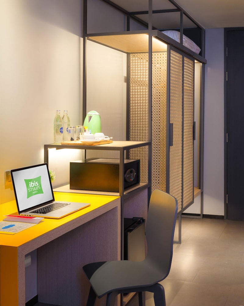Habitación Estándar con 1 cama doble del hotel ibis Styles Bangkok Sukhumvit Phra Khanong. Foto 1