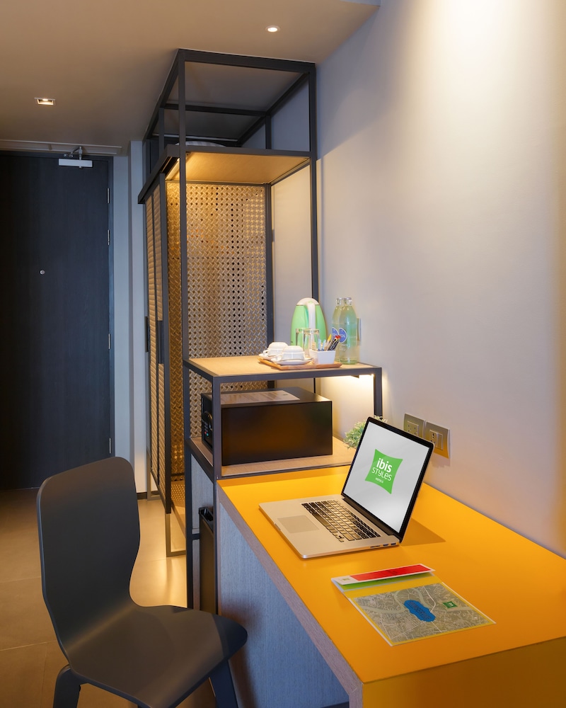 Habitación estándar con 2 camas individuales del hotel ibis Styles Bangkok Sukhumvit Phra Khanong. Foto 7