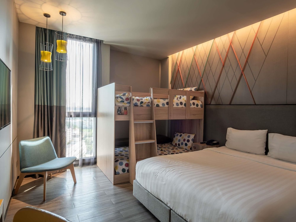 Habitación familiar con 1 cama doble y 1 litera del hotel ibis Styles Bangkok Sukhumvit Phra Khanong