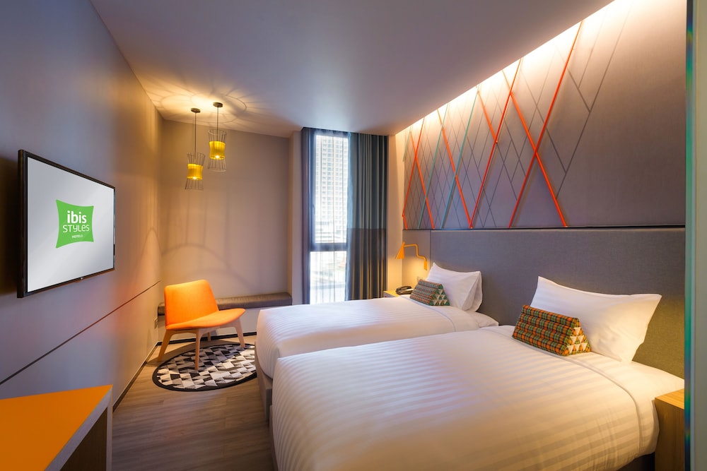 Habitación familiar comunicada, 1 cama queen y 2 camas individuales del hotel ibis Styles Bangkok Sukhumvit Phra Khanong. Foto 5